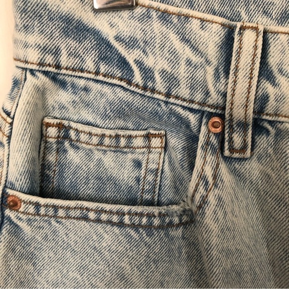 High Rise High Waist Light Wash Distressed Mom Jeans Size 26 - Picture 11 of 16